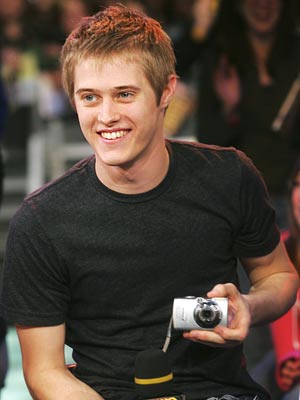 lucas-grabeel-hookup-400a051807.jpg